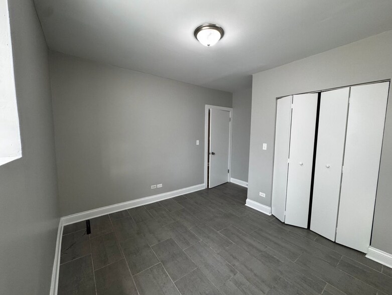 Closet - 5003 N Sawyer Ave