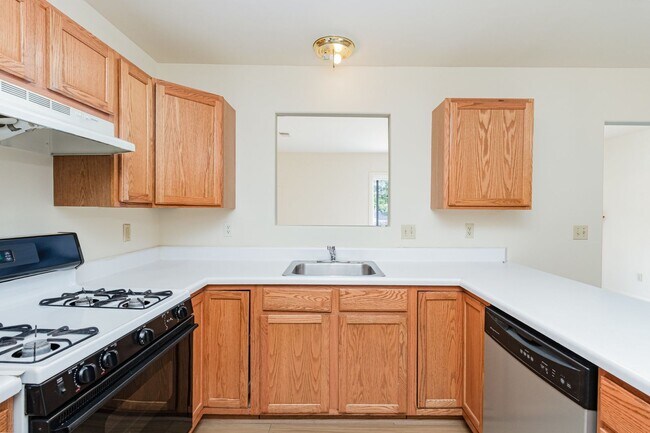 Building Photo - 3 Bedroom Townhome in Lee's Hill!