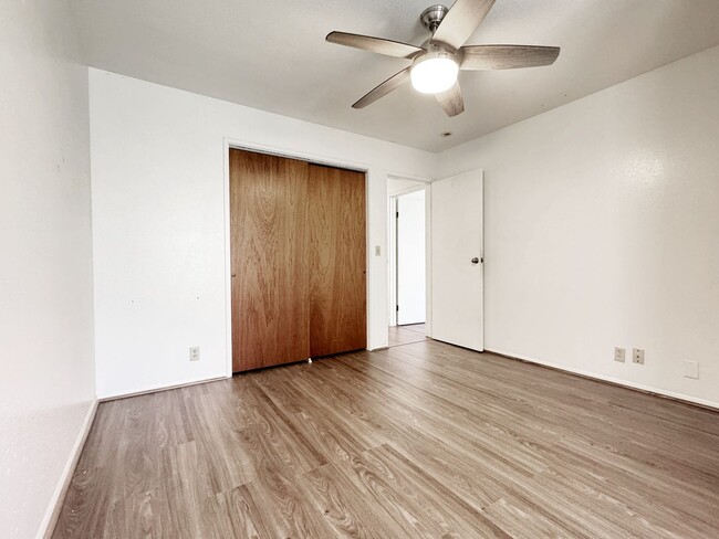 Building Photo - Pet-Friendly Single Family Home Blocks fro...
