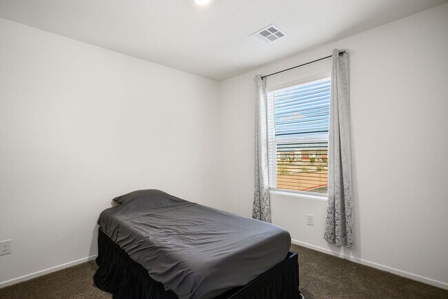 Building Photo - "Charming 3-Bedroom Townhouse with 2.5 Baths in Scenic Las Vegas Locale!"