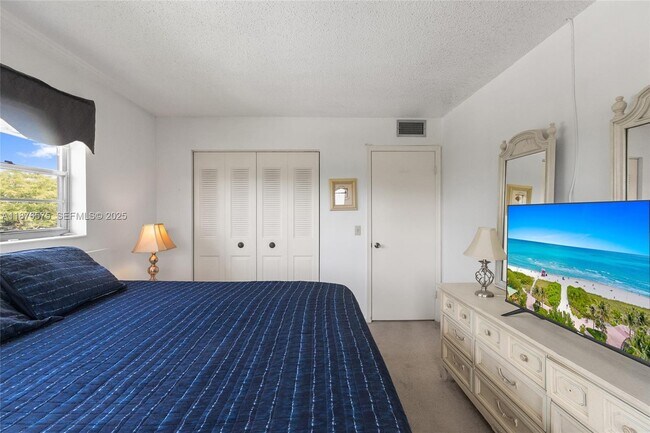 Building Photo - 431 Markham S