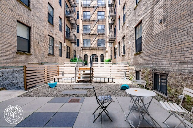 Building Photo - 1625 Putnam Ave