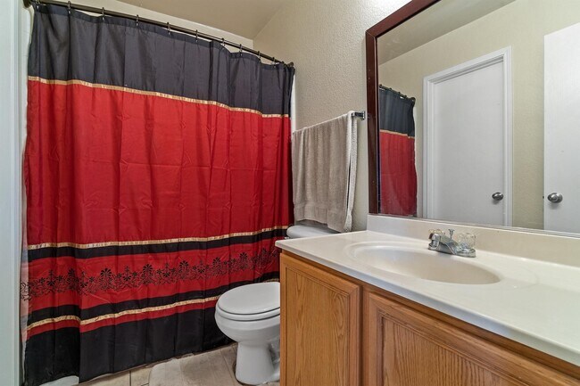 Building Photo - 120 Live Oak Ln