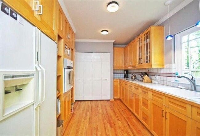 Building Photo - 412 Hilldale Dr