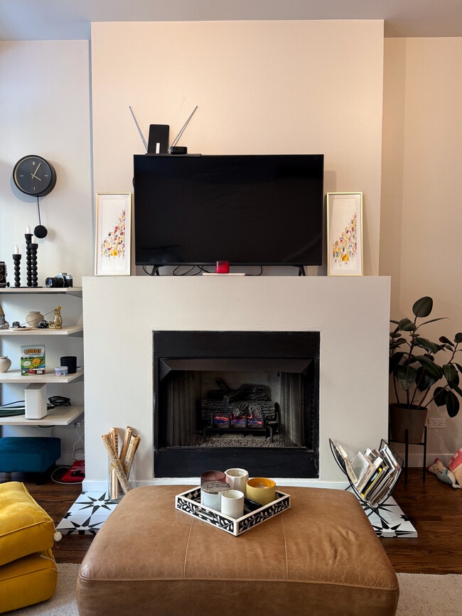 Building Photo - 943 W Huron St