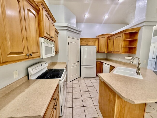 Building Photo - Adorable Home is Mirage Estates at Southgate