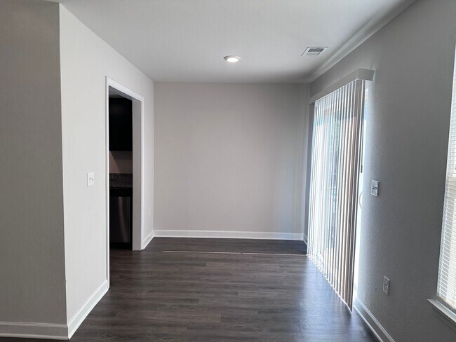 Building Photo - 1406 NE Mary Ct