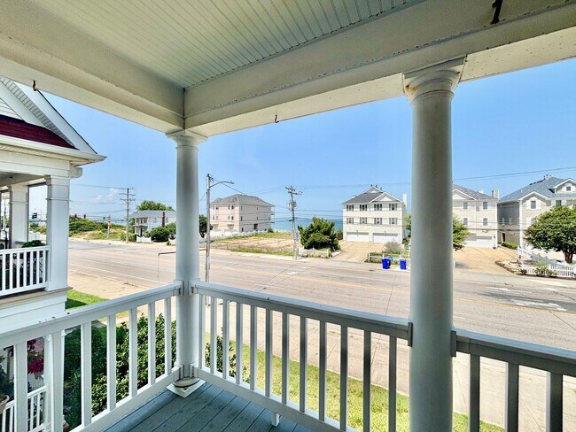 Building Photo - Gorgeous Beach View Home