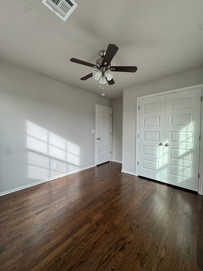 Building Photo - 2 Bedroom 1 Bath Home.