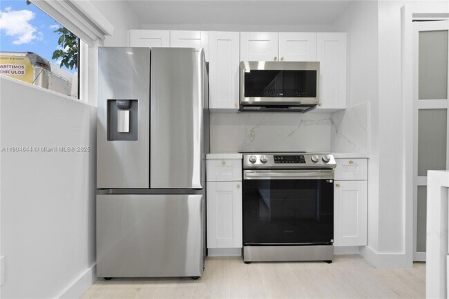 Building Photo - 129 SW 9th Ave