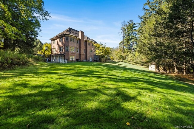 Building Photo - 2 Heathcote Dr
