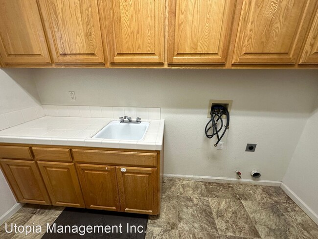 Building Photo - 4 br, 3 bath House - 25593 Crestfield Drive