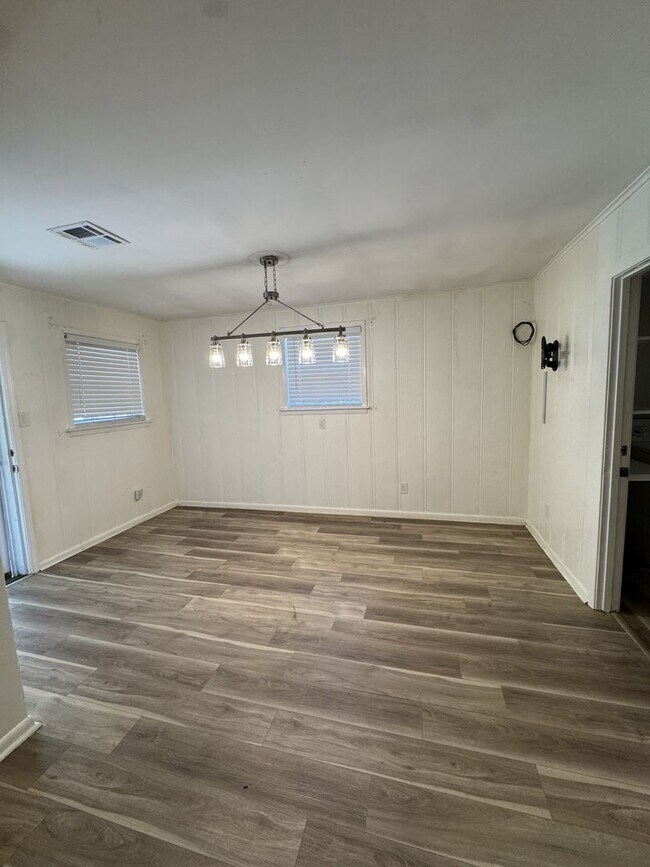 Building Photo - 5813 Starling Cir