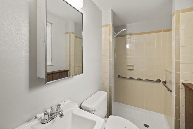 Building Photo - 2022 Northglen Dr