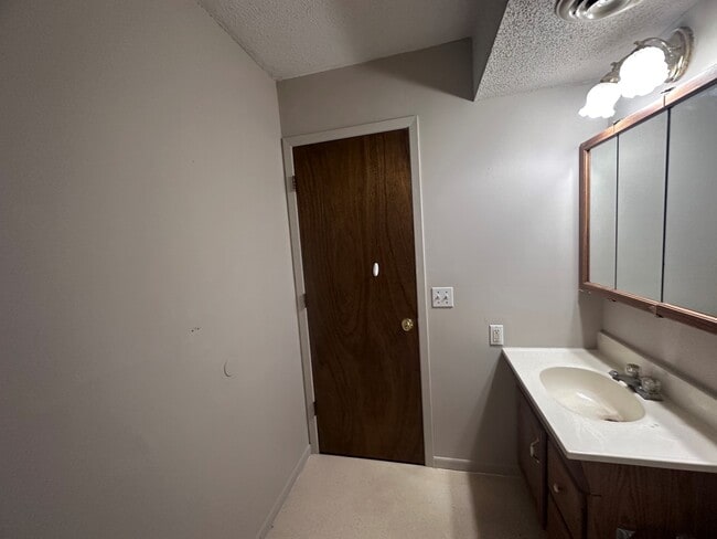 Building Photo - 15986 Arrowhead Rd