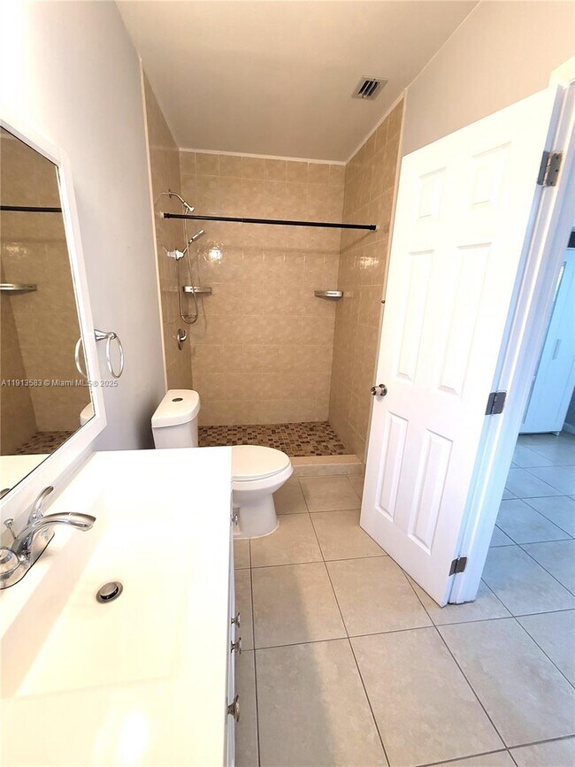 Building Photo - 8839 SW 28th St