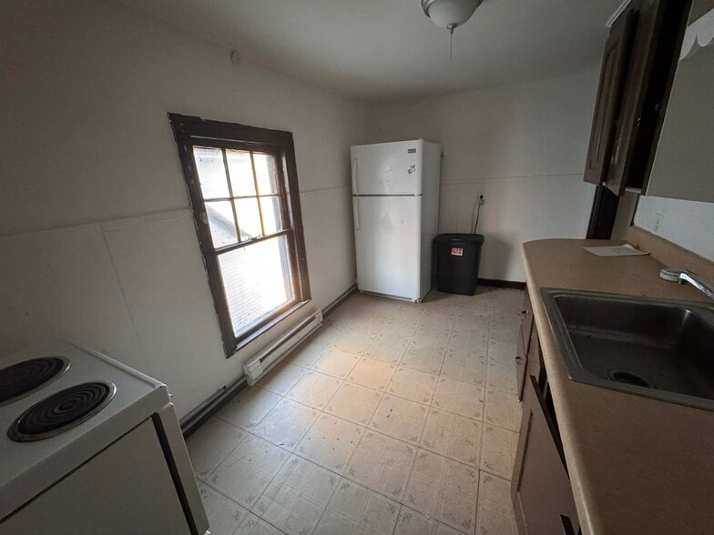 Building Photo - 27 Robinson St