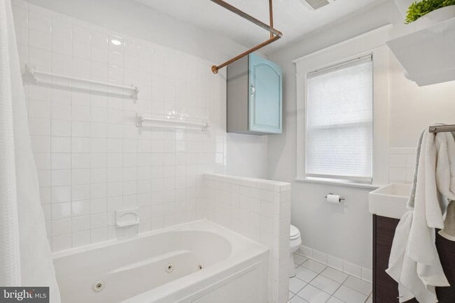 Building Photo - 2439 Monroe St NE