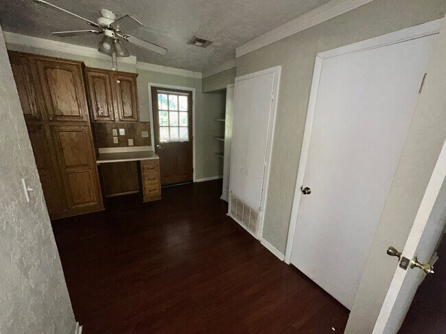 Building Photo - 511 Manor Dr