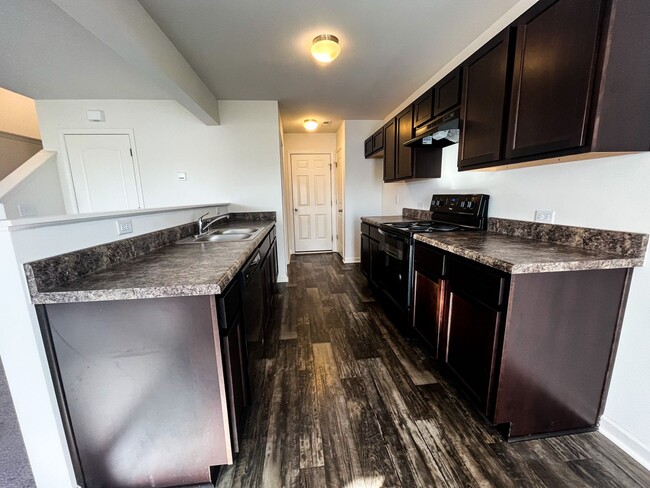 Building Photo - Beautiful 3 bedroom, 2 1/2 bathroom home i...