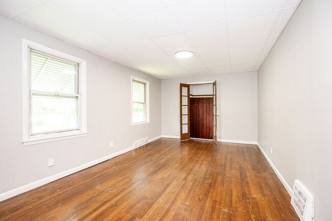 Building Photo - THREE BEDROOM SINGLE FAMILY HOME IN BEAUTI...