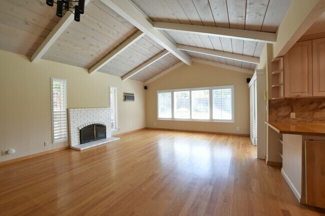 Building Photo - Well Maintained 3 Bedroom 2 Bath Home in Highly Desirable Saratoga Neighborhood!