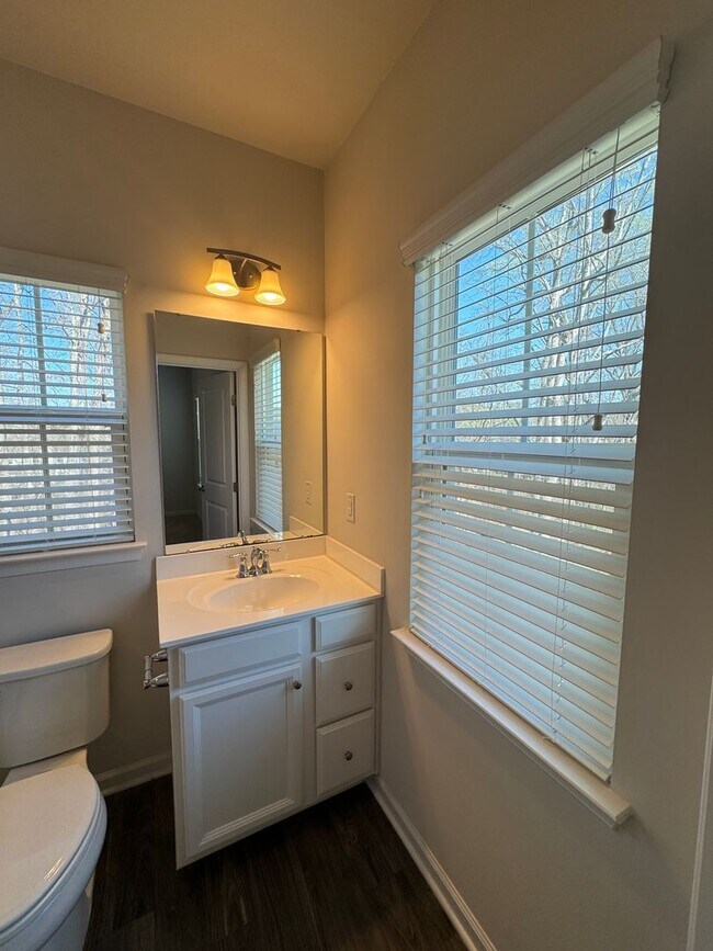 Building Photo - 3BR/2.5BA End Unit Townhome