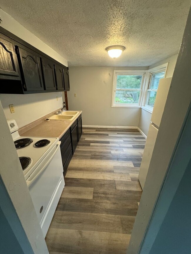 Building Photo - Cute 2 Bedroom 1 Bathroom House ** SPRING ...