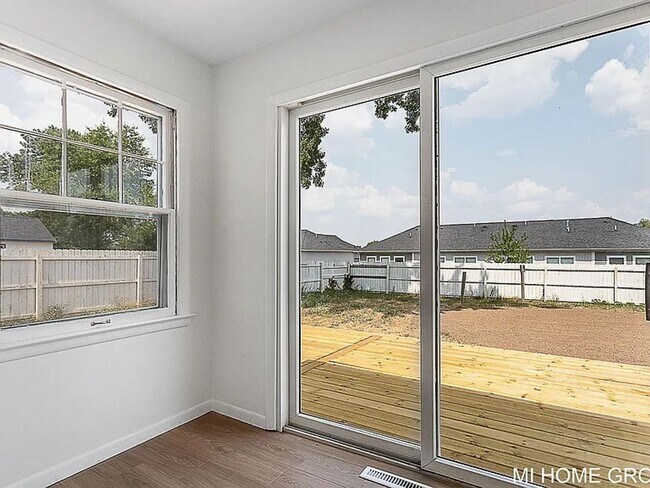 Building Photo - Lovely 3 Bedroom North East Grand Rapids