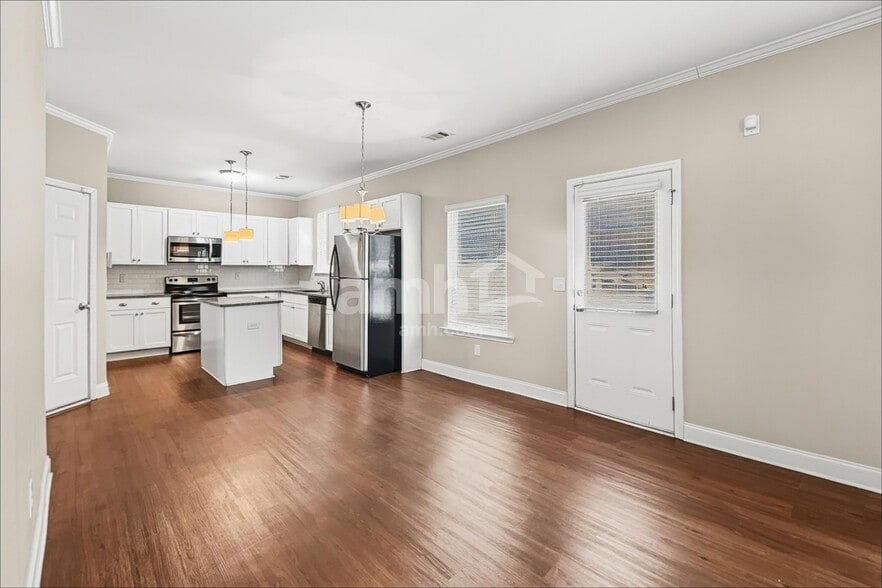 Building Photo - 2049 Greenfern Ct