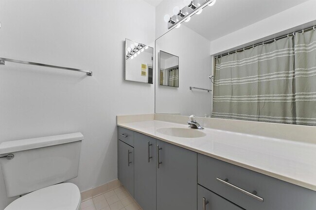 Building Photo - 2505 Fairway Dr N