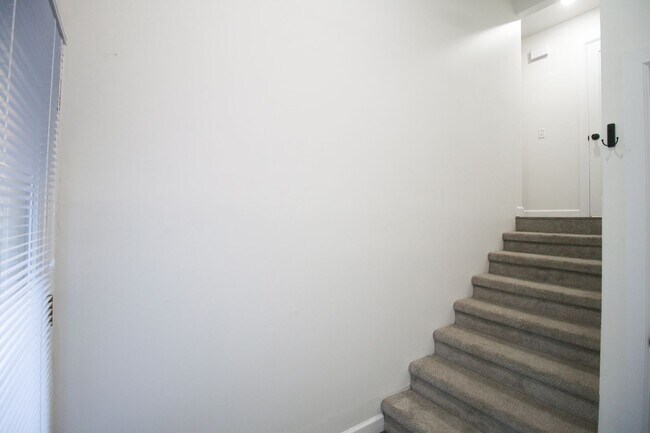 Building Photo - 1225 S Lawton Ave