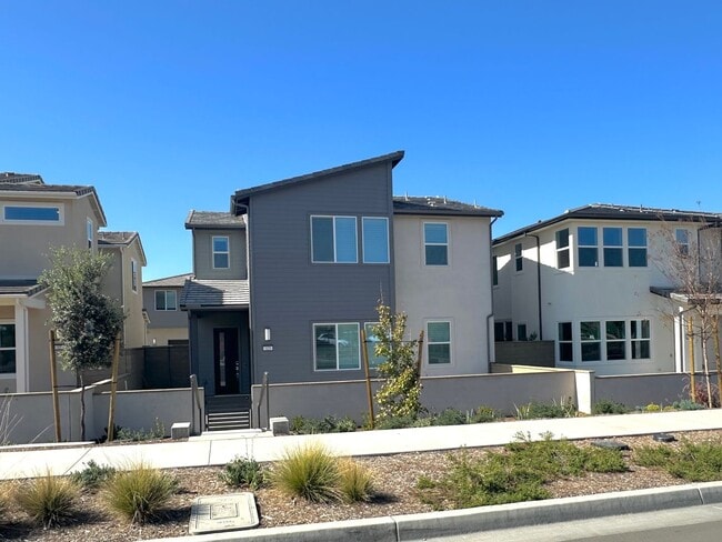 Building Photo - 5 Bedroom SFR in Irvine
