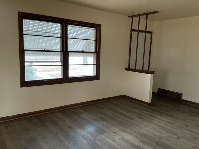 Building Photo - Comfortable 3 BR Single Family Home