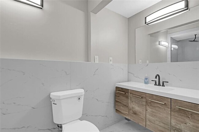 Building Photo - 1887 Shalimar Dr NE