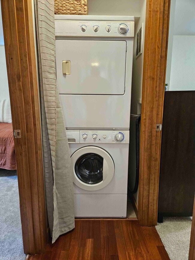 Building Photo - Fully Furnished, Beautiful Decor - 3BR / 1BA