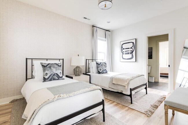 Building Photo - Fully Furnished - Designer Home (Flexible Lease Options)