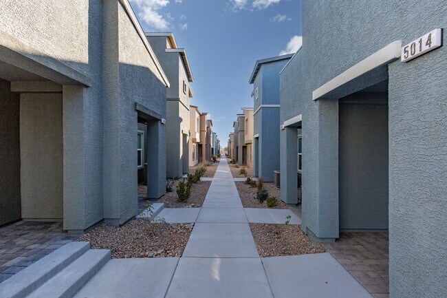 Building Photo - Stunning New-Build Townhouse in Growing 89139 Neighborhood