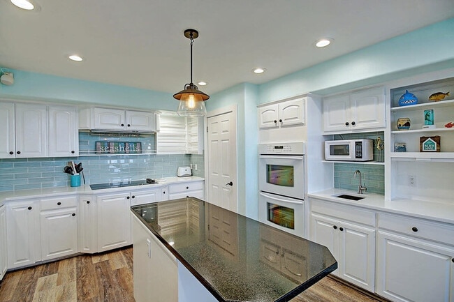 Building Photo - 9 La Playa