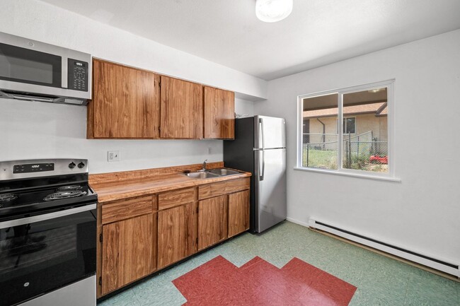 Building Photo - Great 2/1 Townhome WITH YARD in Pueblo West