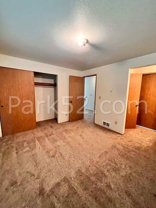 Building Photo - 2 Bedroom Puyallup Area Townhome