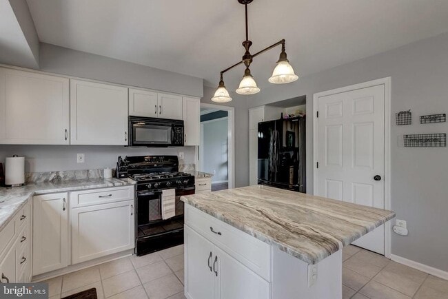 Building Photo - 583 Henderson Rd