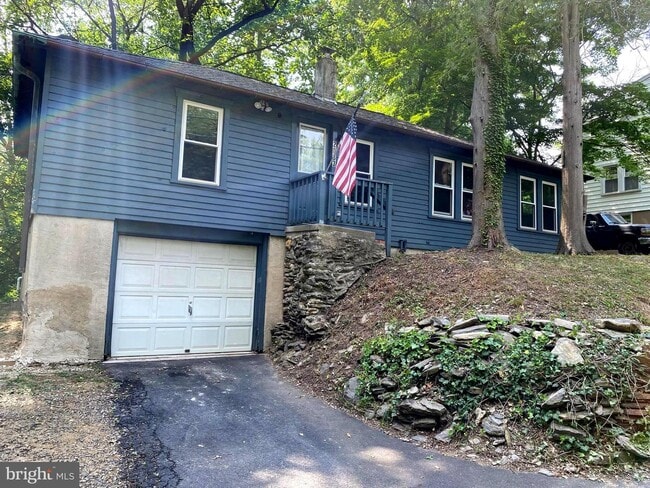 Building Photo - 2033 Harts Ln