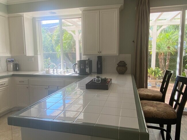 Building Photo - Spacious 4 bedroom in upscale neighborhood