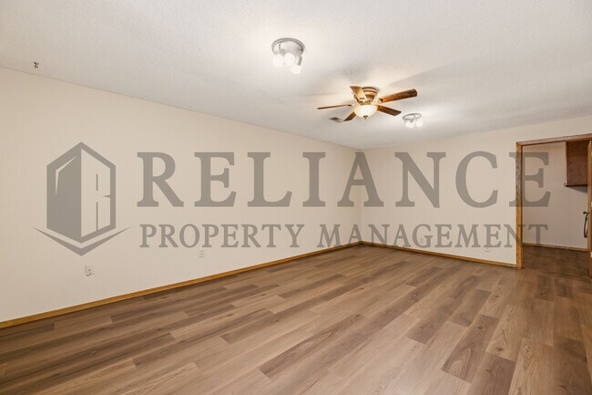 Building Photo - 516 N Lakeside Dr