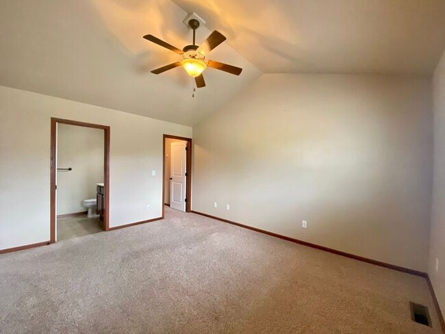 Building Photo - $1,850 | 3 Bedroom, 2.5 Bathroom | Pet Fri...