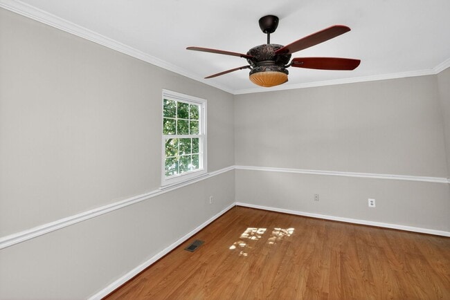 Building Photo - Ideal Rental: 3BR/2.5BA with Washer/Dryer, Parking & Pool Access