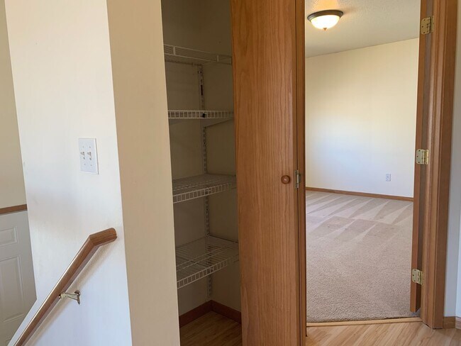 Building Photo - 3 bed Twinhome!!