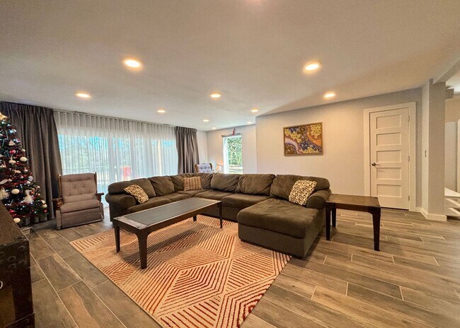 Building Photo - Available 7/10. Gorgeous Custom-Built 3 BR/3.5 BA Home on HUGE Corner Lot in Old Mt Pleasant!