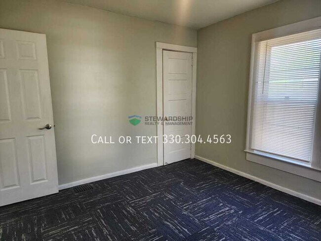 Building Photo - 147 Rhodes Ave